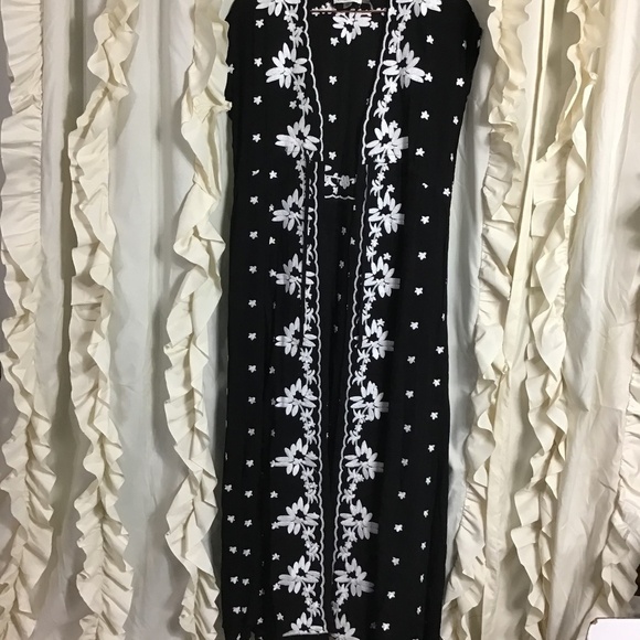 paparazzi Jackets & Blazers - Paparazzi Black Floral Embroidered Duster Crinkle Viscose Medium Kimono Caftan